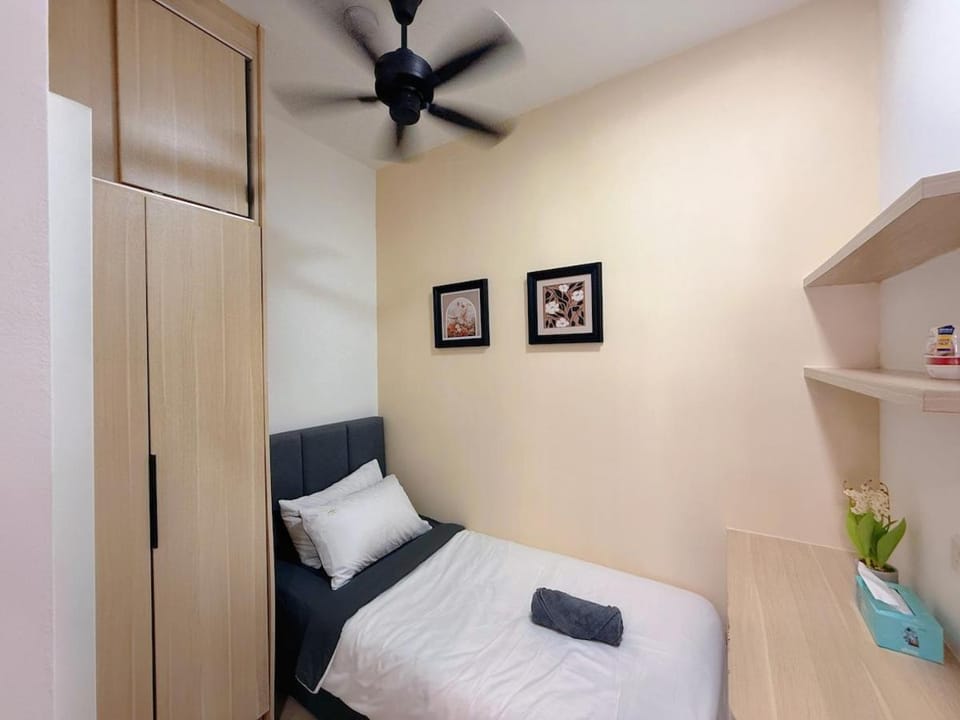 Bed, Bedroom, towels, wardrobe