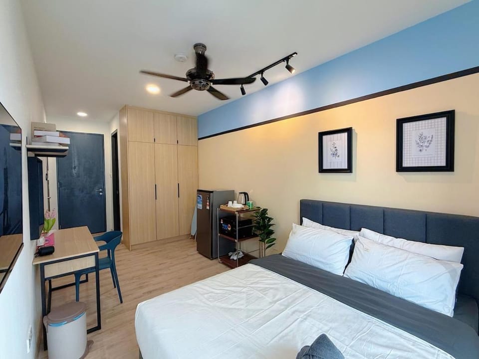 Bed, Bedroom, microwave, wardrobe