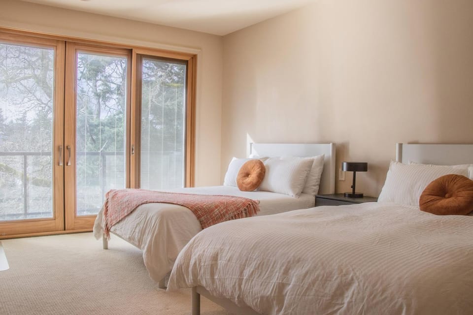 James-Fan Suites-Quiet Private Room with Ensuite Vacation rental in Vancouver Island