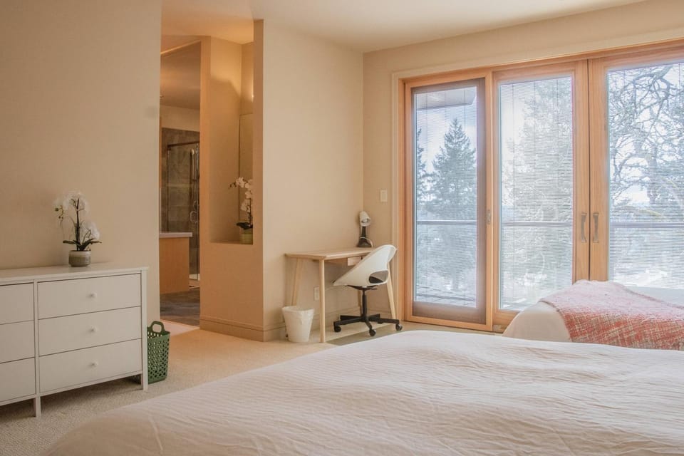 James-Fan Suites-Quiet Private Room with Ensuite Vacation rental in Vancouver Island