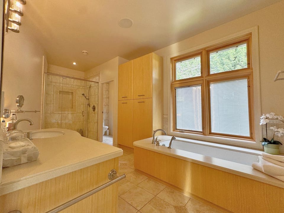 James-Fan Suites-Quiet Private Room with Ensuite Vacation rental in Vancouver Island