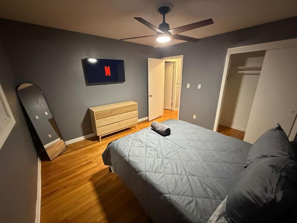 Modern Vintage with Pool Table 6BD-3BR Sleeps 12 House in Panthersville