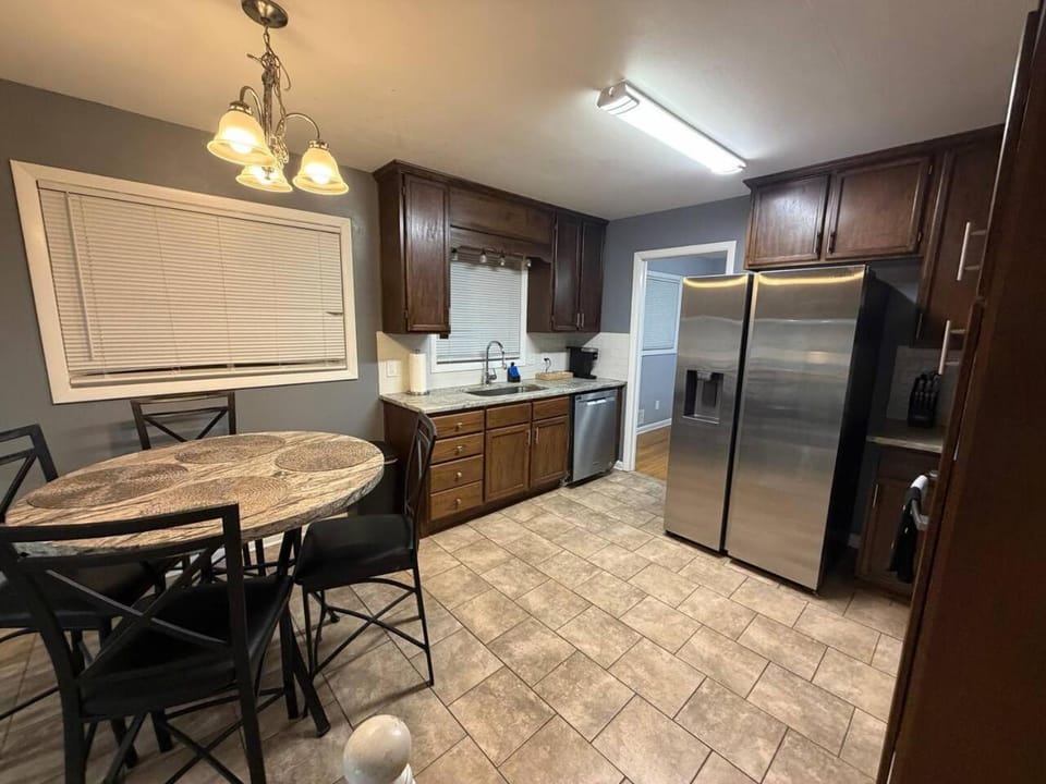 Modern Vintage with Pool Table 6BD-3BR Sleeps 12 House in Panthersville