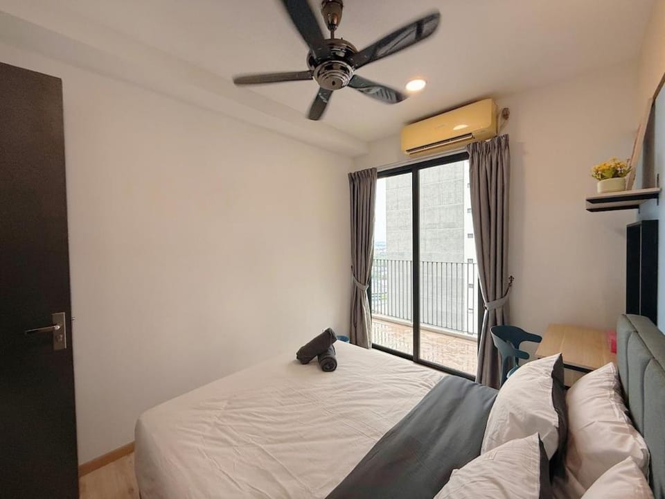 Bed, Bedroom, towels, air conditioner
