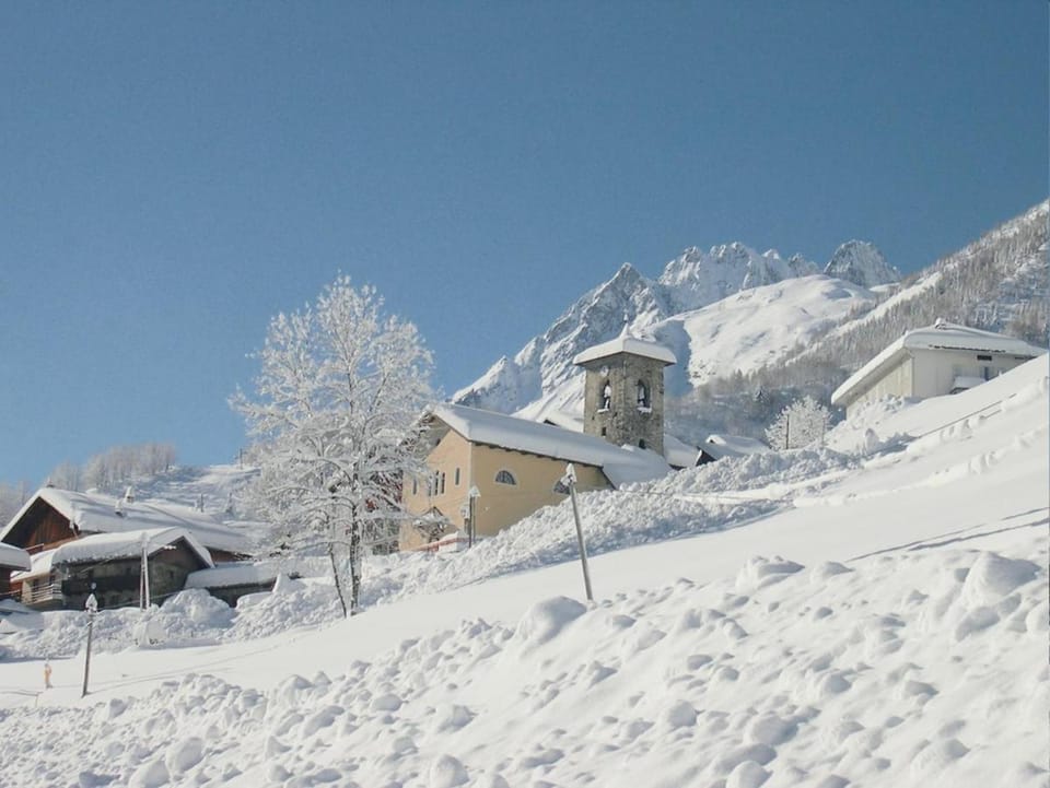 Property building, Place of worship, Skiing