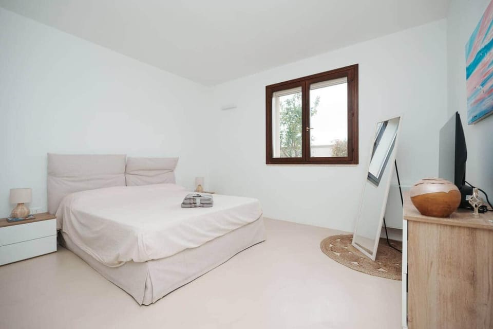 Bed, TV and multimedia, Bedroom, towels
