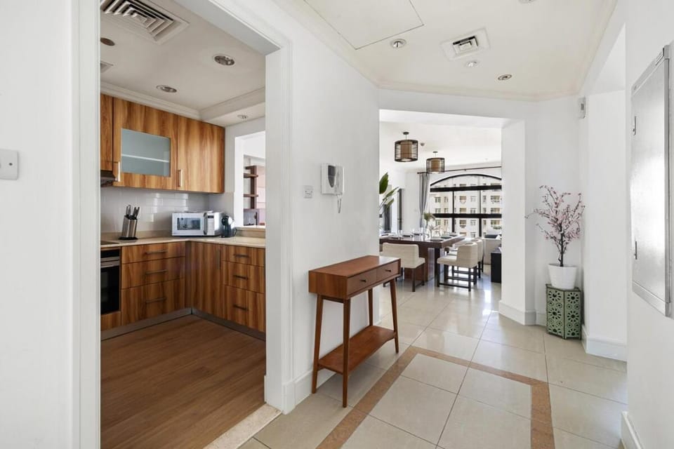 Renovated 2 Br in Golden Mile 5 Near Nakheel Mall Apartment in Dubai