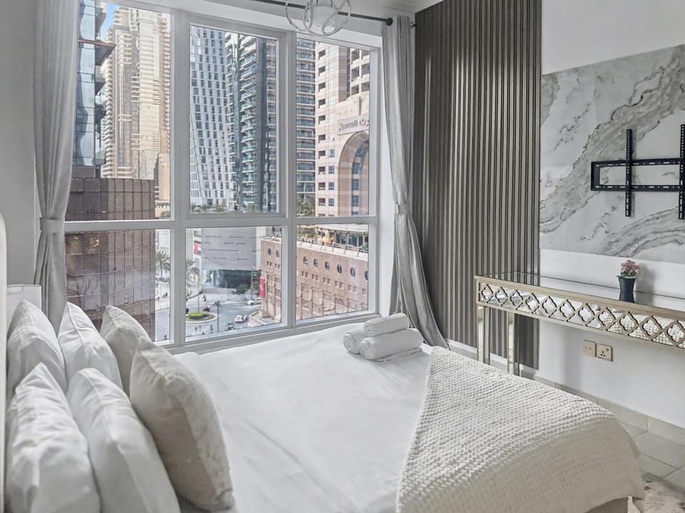 Cozy 2BR l Marina l Steps to Beach l Balcony l Pool Apartment in Dubai