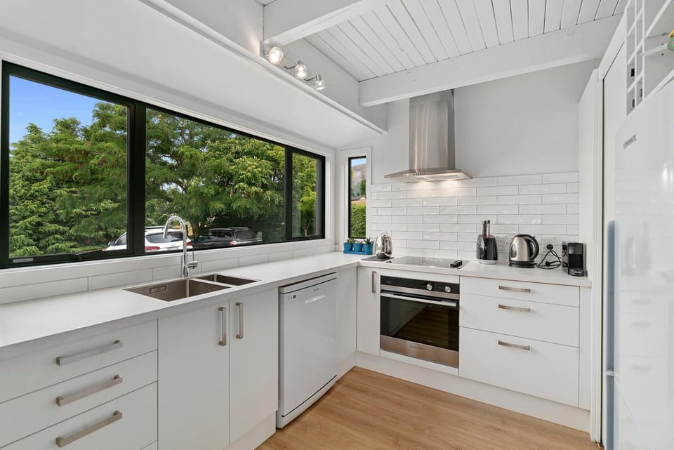 Coffee/tea facilities, dishwasher, oven, stove, kitchen