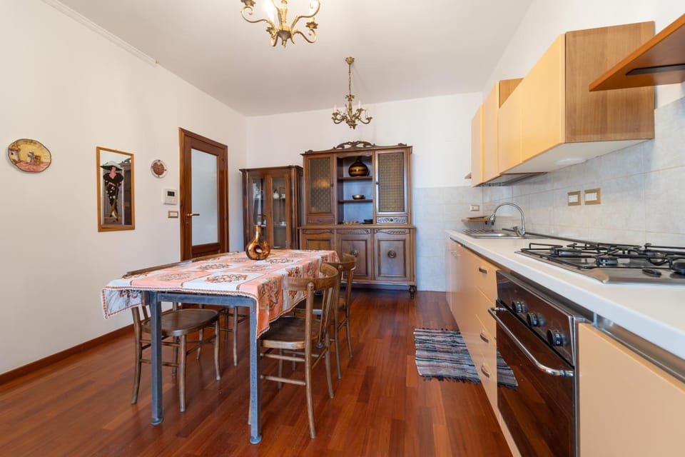 Dining area, kitchen