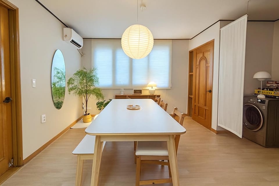 Living room, Seating area, Dining area, heating, pet friendly, air conditioner