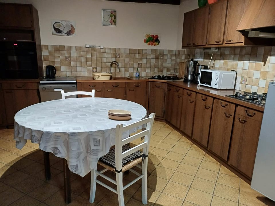 Kitchen or kitchenette, Dining area
