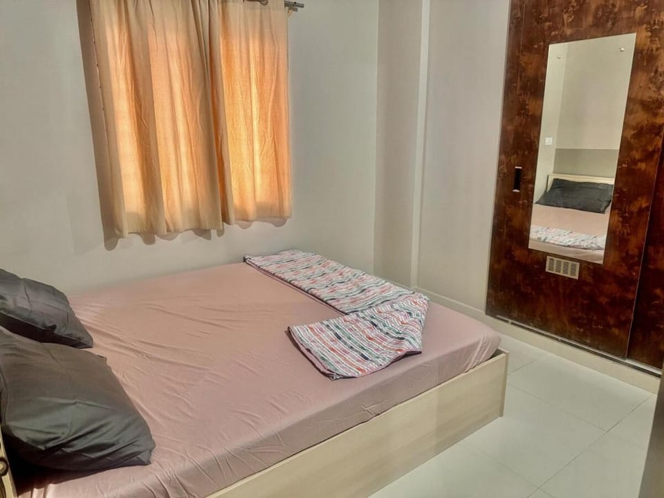 408 Airy one Bedroom Flat Apartment in Bengaluru