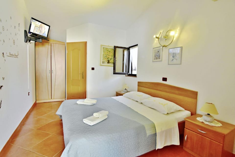 Communal lounge/ TV room, Bed, TV and multimedia, Bedroom