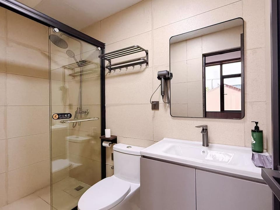 Shower, Toilet, Bathroom, towels