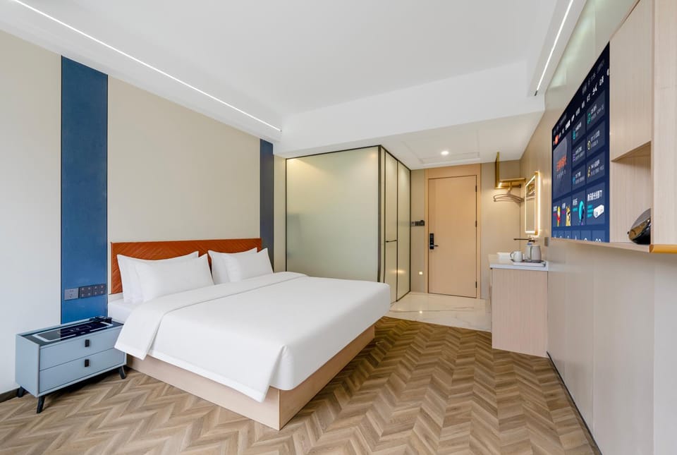 Bed, TV and multimedia, Kitchen or kitchenette, Photo of the whole room, Bedroom, hair dresser, wardrobe