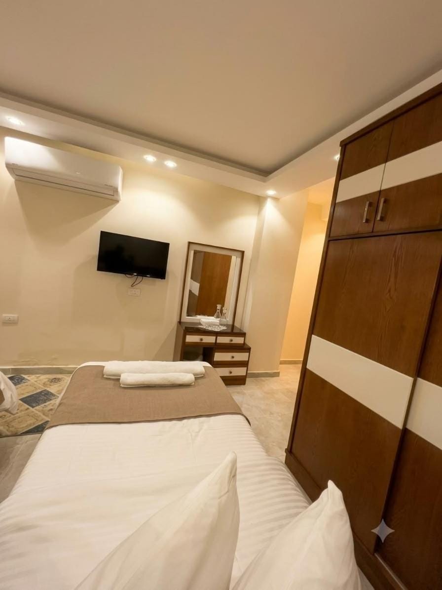 Bed, TV and multimedia, wardrobe