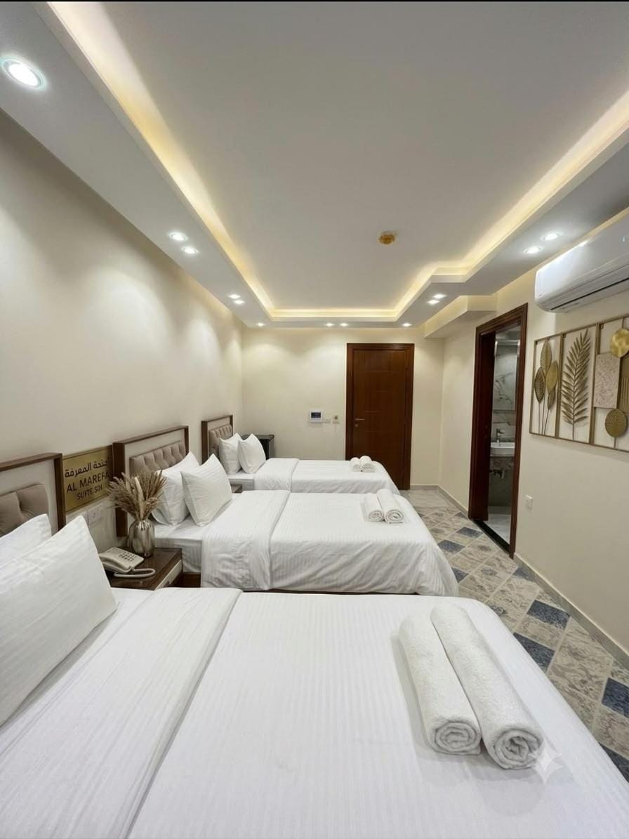 Bed, towels