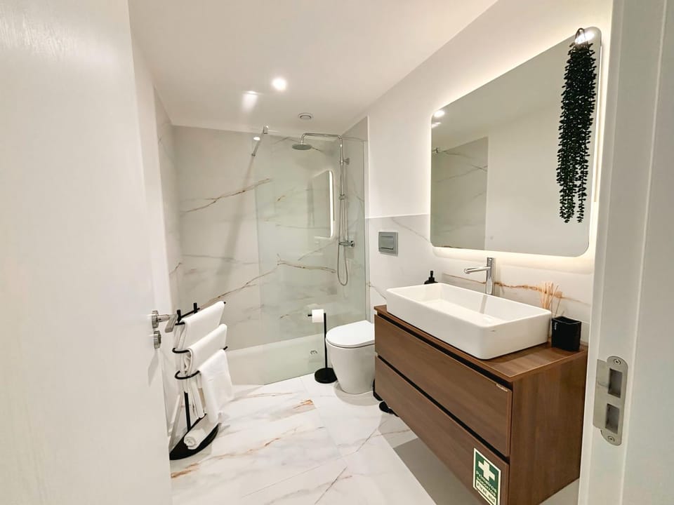 Shower, Toilet, Bathroom, towels