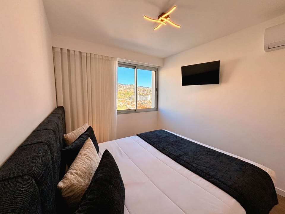 Communal lounge/ TV room, Bed, TV and multimedia, Bedroom, air conditioner