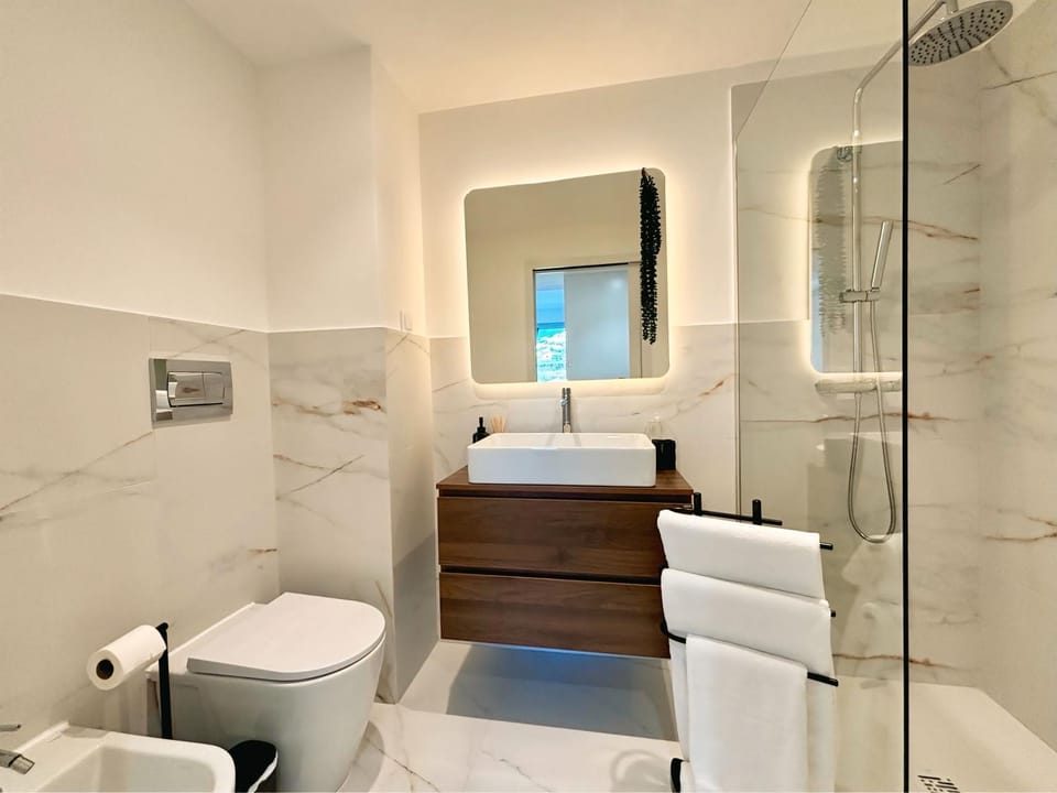 Shower, Toilet, Bathroom, Bedroom, bidet, towels
