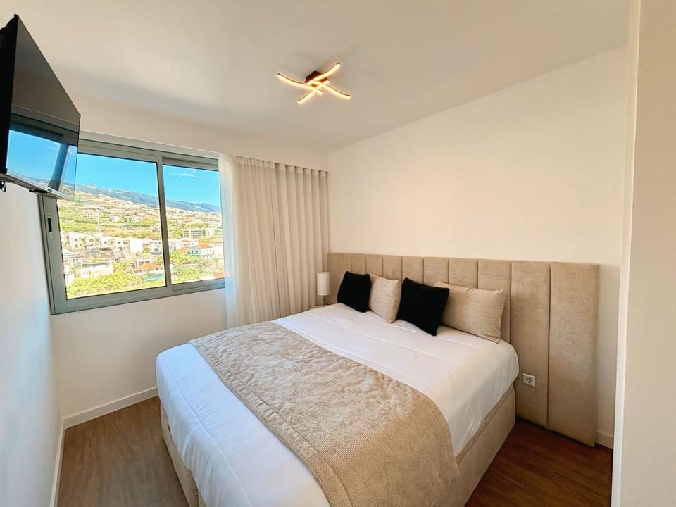 Bed, TV and multimedia, Bedroom