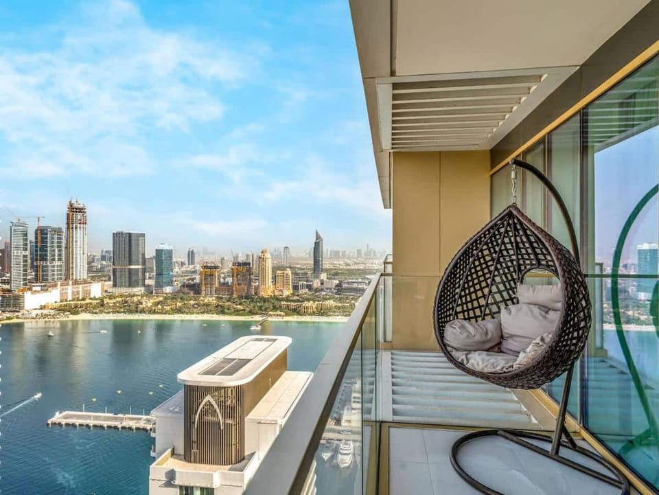 Luxury 1BR Palm View Private Beach & Pool Apartment in Dubai