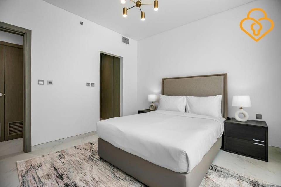 Beautiful Large 1BR Apt in District 1, MBR Minutes to Downtown Apartment in Dubai