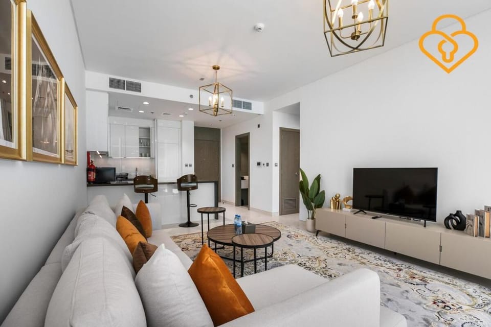 Beautiful Large 1BR Apt in District 1, MBR Minutes to Downtown Apartment in Dubai