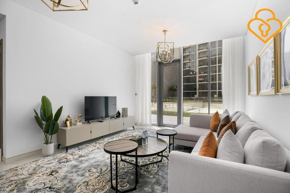 Beautiful Large 1BR Apt in District 1, MBR Minutes to Downtown Apartment in Dubai