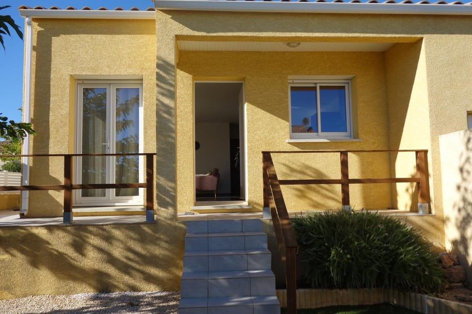Facade/entrance, Balcony/Terrace