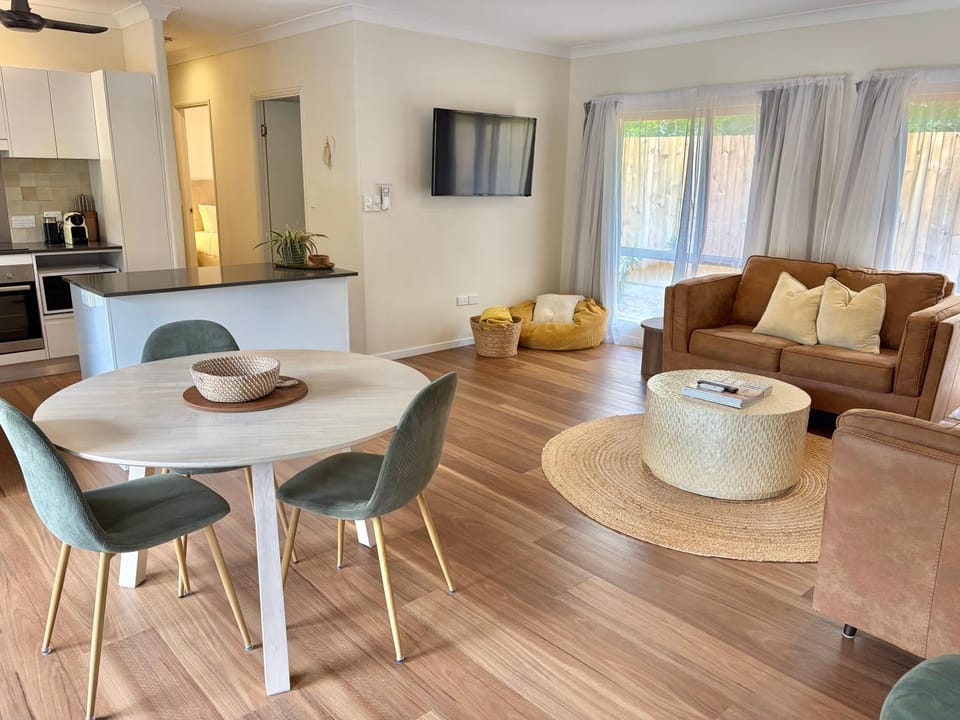 Ba Nahan Ochre - Stylish Space, Close to the Beach - Half Duplex House in Port Douglas