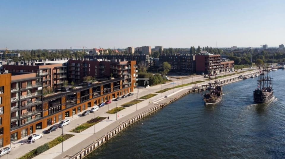 Property building, Nearby landmark, Day, Bird's eye view, City view, River view, Street view, Location