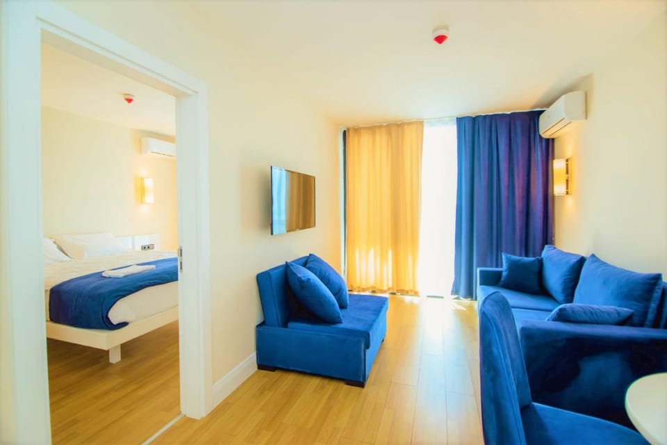 Communal lounge/ TV room, Bed, TV and multimedia, Living room, Photo of the whole room, Seating area, Evening entertainment, Bedroom