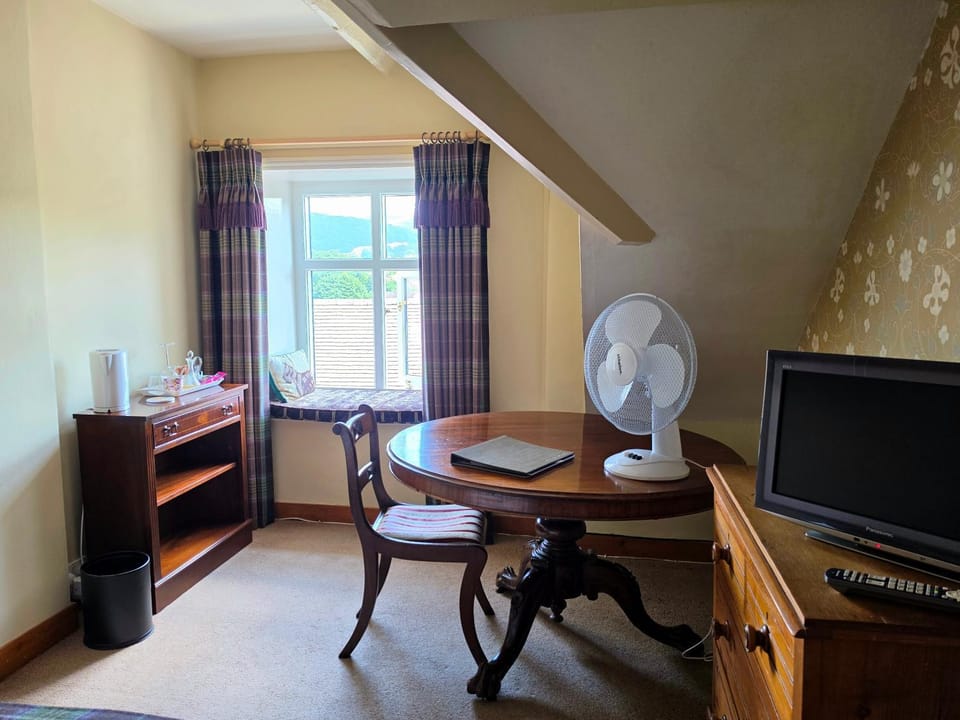 TV and multimedia, Seating area, Bedroom