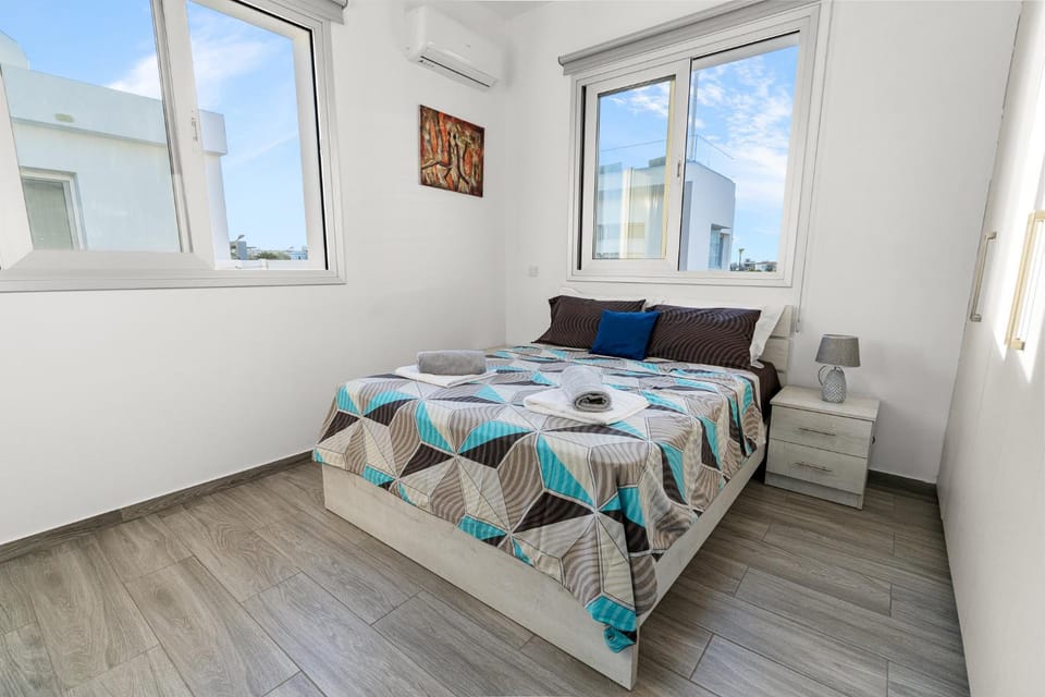 Bed, Living room, Photo of the whole room, Seating area, Bedroom, towels