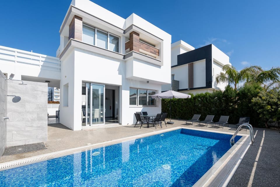 Property building, Patio, Day, Pool view, Swimming pool, sunbed