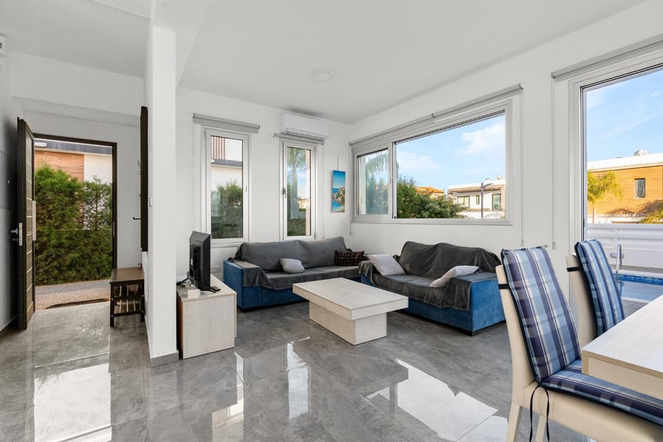 Patio, Day, View (from property/room), Balcony/Terrace, Living room, Seating area