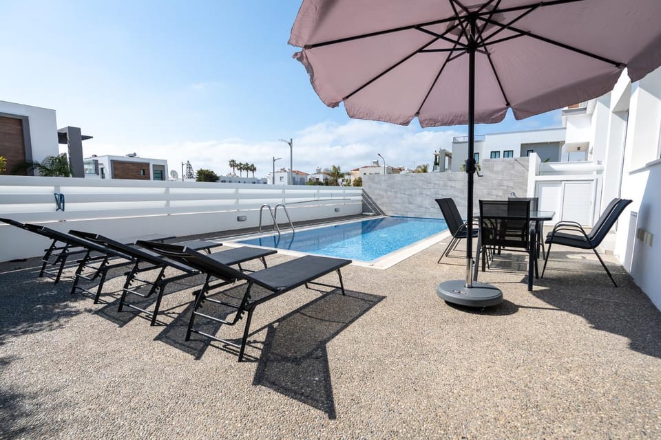 Patio, Day, View (from property/room), Balcony/Terrace, Pool view, Swimming pool, sunbed