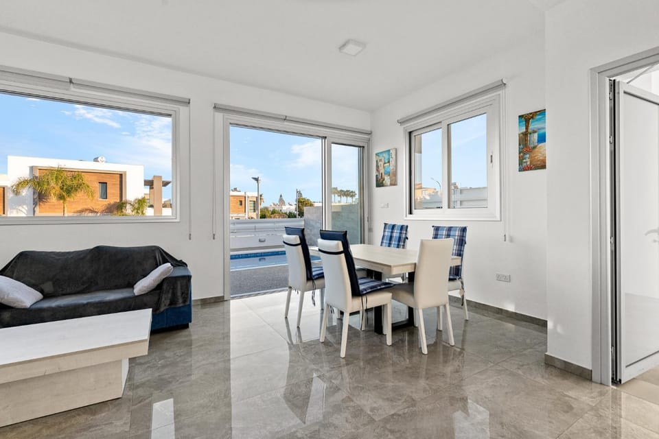 Patio, View (from property/room), Balcony/Terrace, Living room, Seating area, Dining area