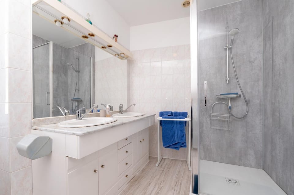 Bathroom, Living room