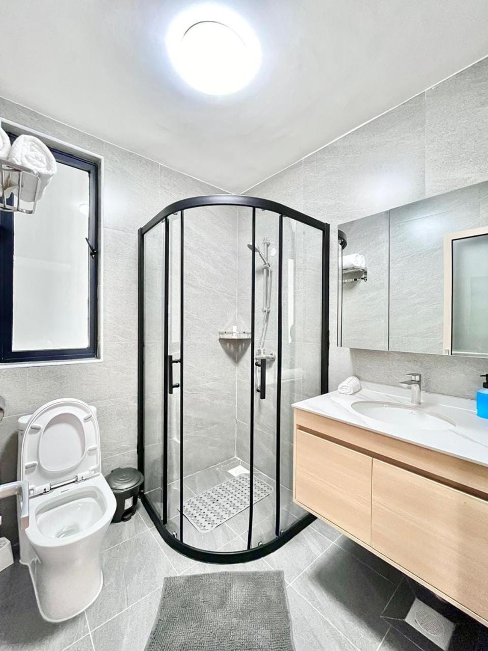 Beautifully and Elegantly furnished three bedroom with swimming pool fully equipped gym ample parking ,children playing ground and amazing scenic city views Apartment in Nairobi