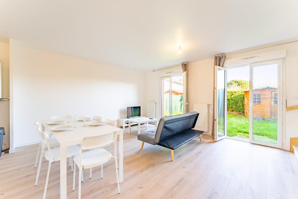 Patio, Garden, TV and multimedia, Living room, Seating area, Dining area, Garden view