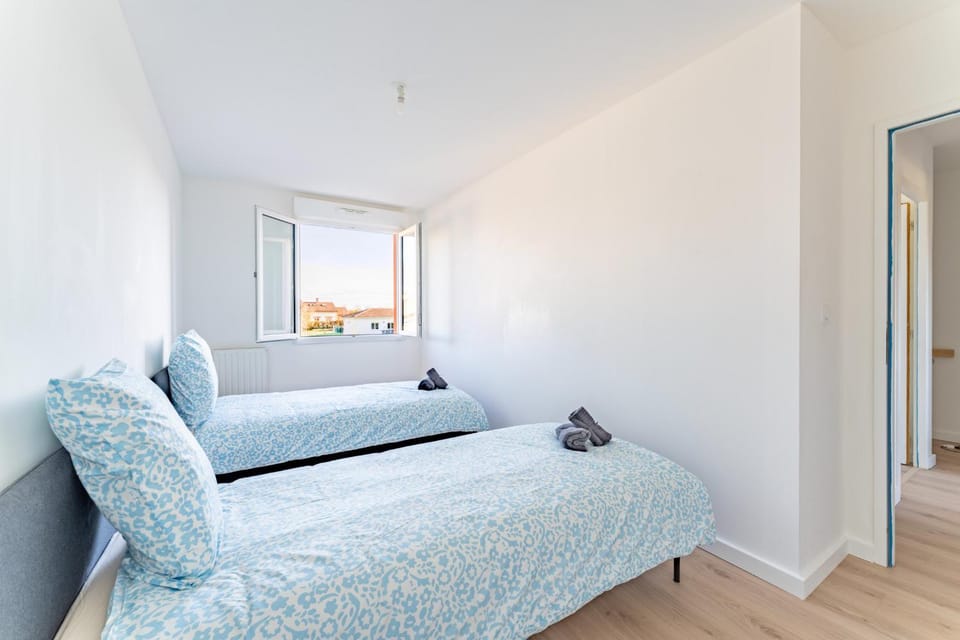 Bed, Living room, Photo of the whole room, Seating area, Bedroom