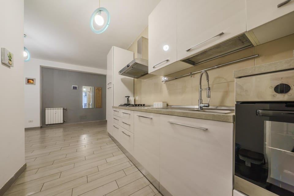 Kitchen or kitchenette, oven, kitchen