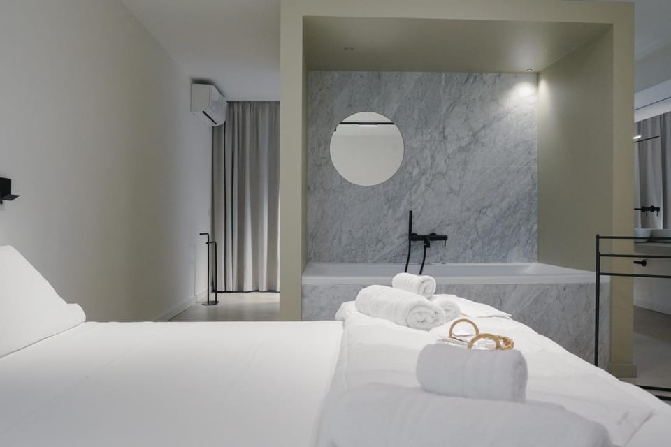 Property building, Hot Tub, Photo of the whole room, Bedroom