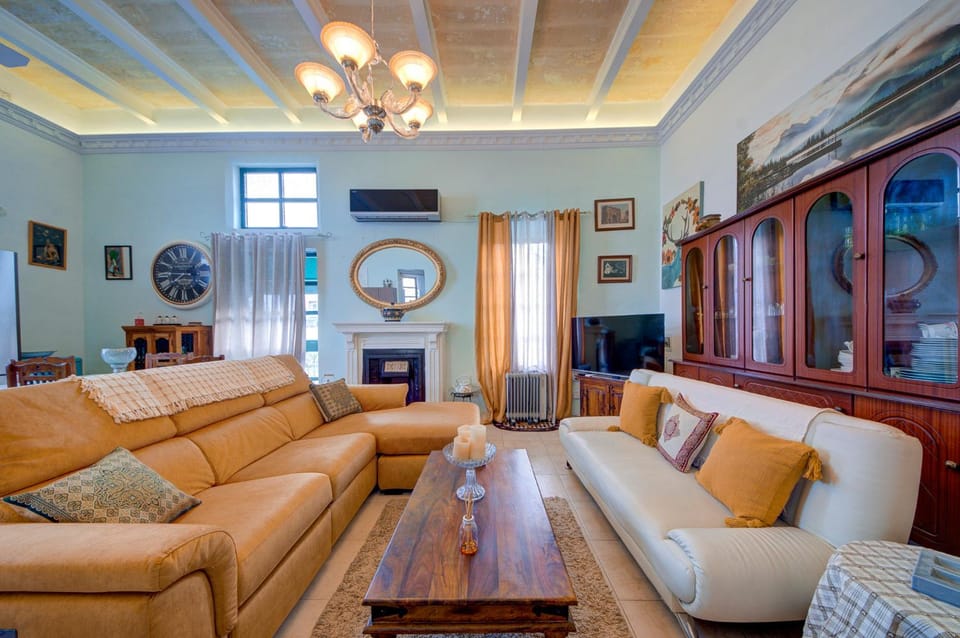 Communal lounge/ TV room, TV and multimedia, Living room, Seating area, Evening entertainment, fireplace, air conditioner
