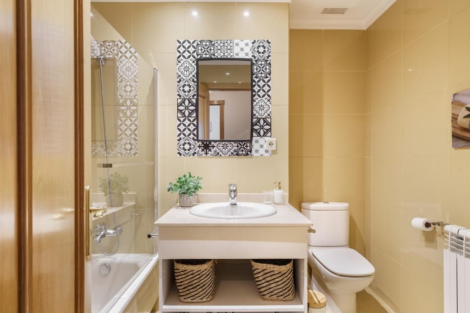 Shower, Toilet, Bathroom, Bath, bidet, towels