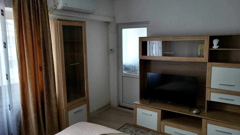 Communal lounge/ TV room, Bed, Day, TV and multimedia, Bedroom, internet, internet, air conditioner, air conditioner