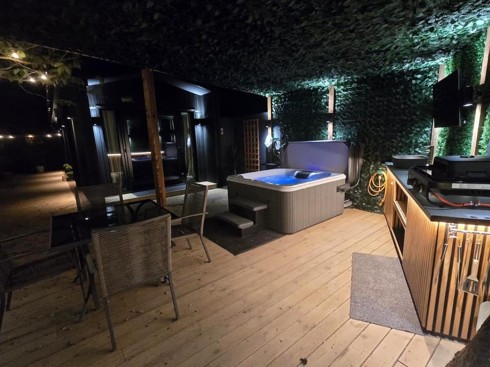 Rural Romantic Cabin-Hot Tub & Outdoor Kitchen Cabin in South Derbyshire District